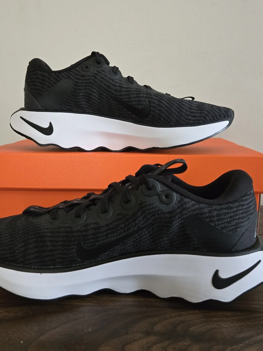 NEW Nike Motiva Walking Shoes Womens 9 / Mens 7.5 Black White DV1238 001